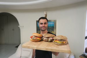 تهیه همبرگر مرغ خانگی معروف به چیکن برگر در برنامه فودآکادمی آشپزی با ایمان