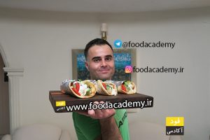 سوولاکی کباب یونانی ها با نان پیتا اصیل و سس خانگی فودآکادمی