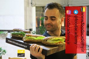 تهیه ساندویچ مرغ خوشمزه سوئدی با سس کاری یک غذای بینظیر